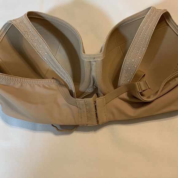 Soma 34D cream/nude bra w/underwire and lightly padded. Detail lace overlay - Picture 2 of 8